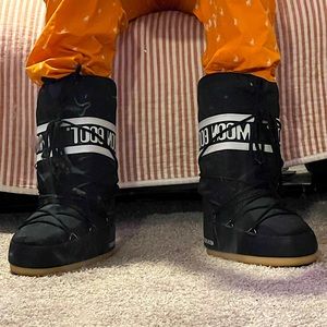 The Moon Boot® Nylon is the true original!
Black Size 3-6.5